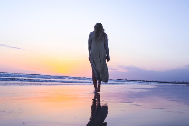 海辺にたたずむ女性